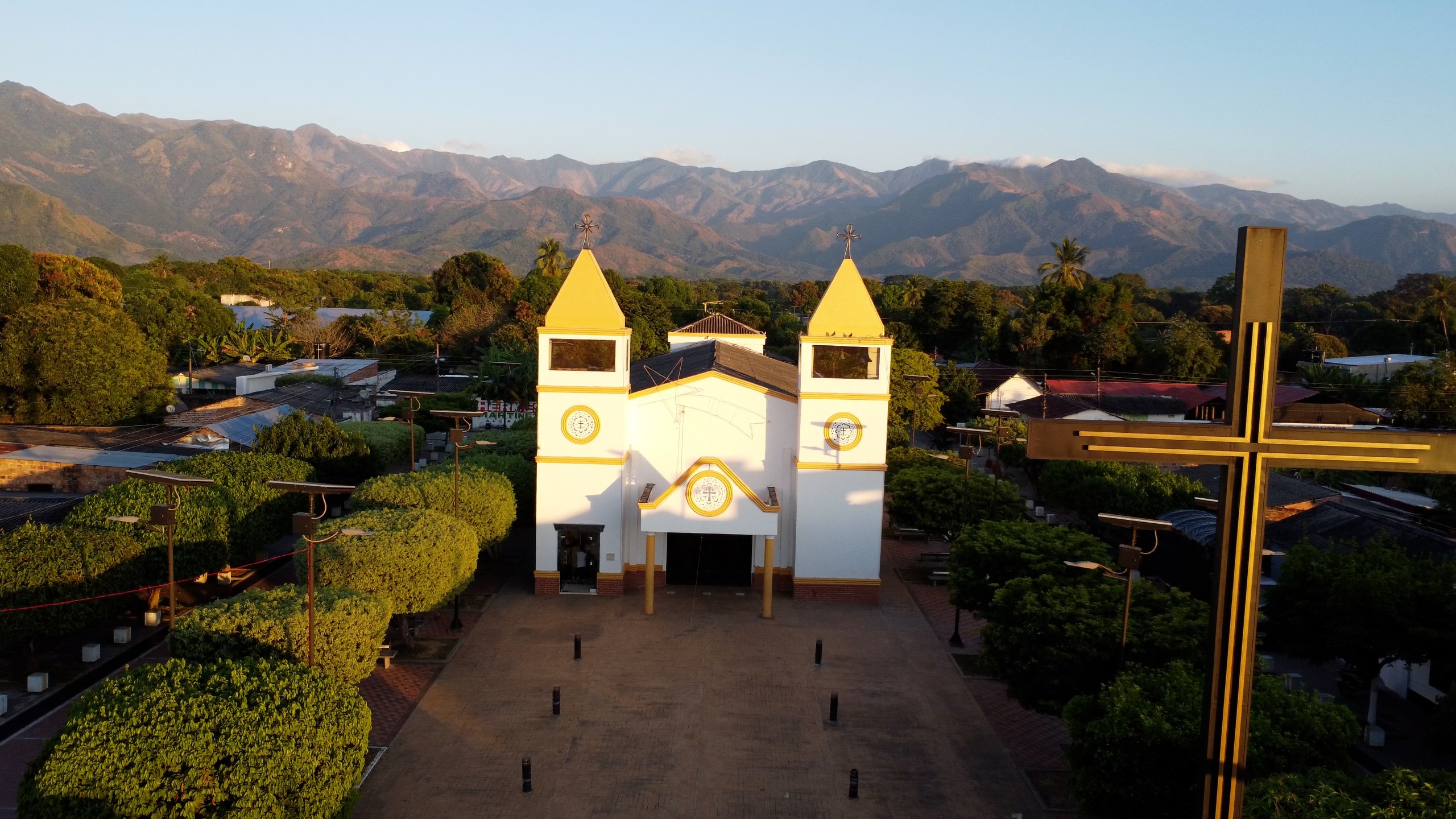 Curumaní · Iglesia y montañas